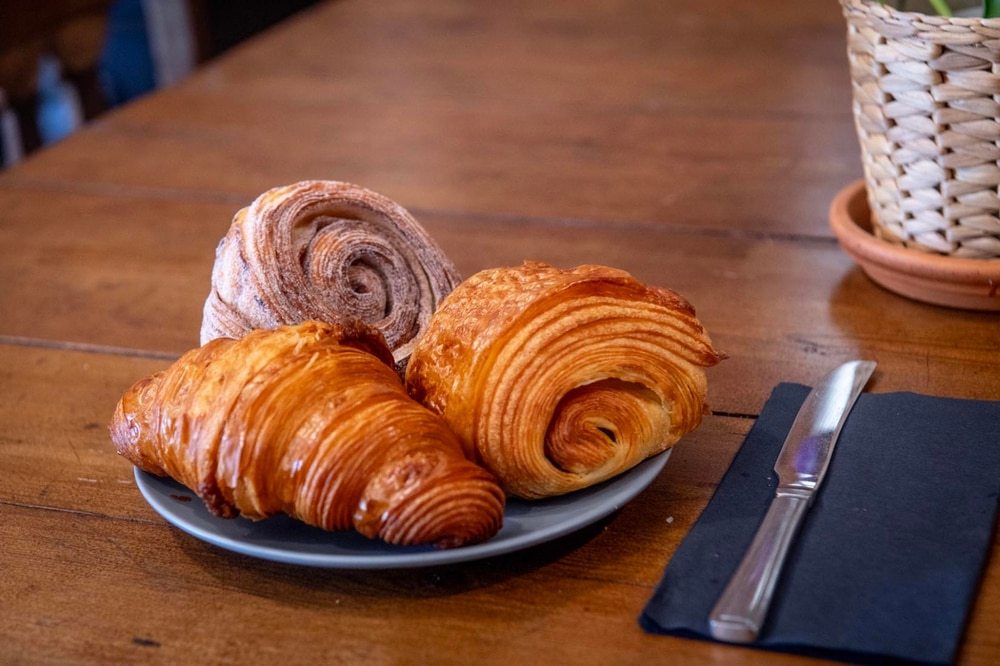 croissant-and-pain-au-chocolat-on-a-plate