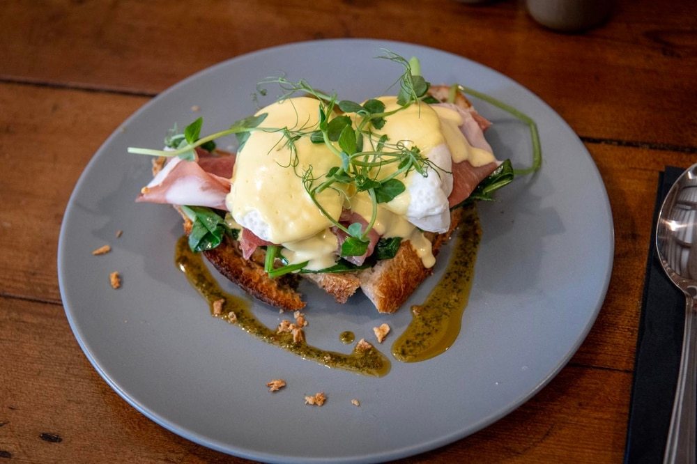 eggs-benedict-on-toast